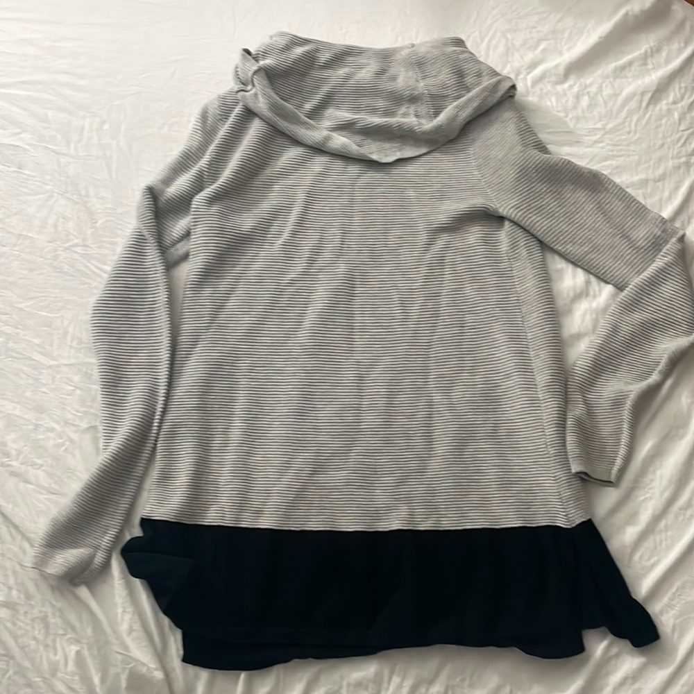 Small comfy turtle neck. Liz Claiborne. Like new. Dual color.